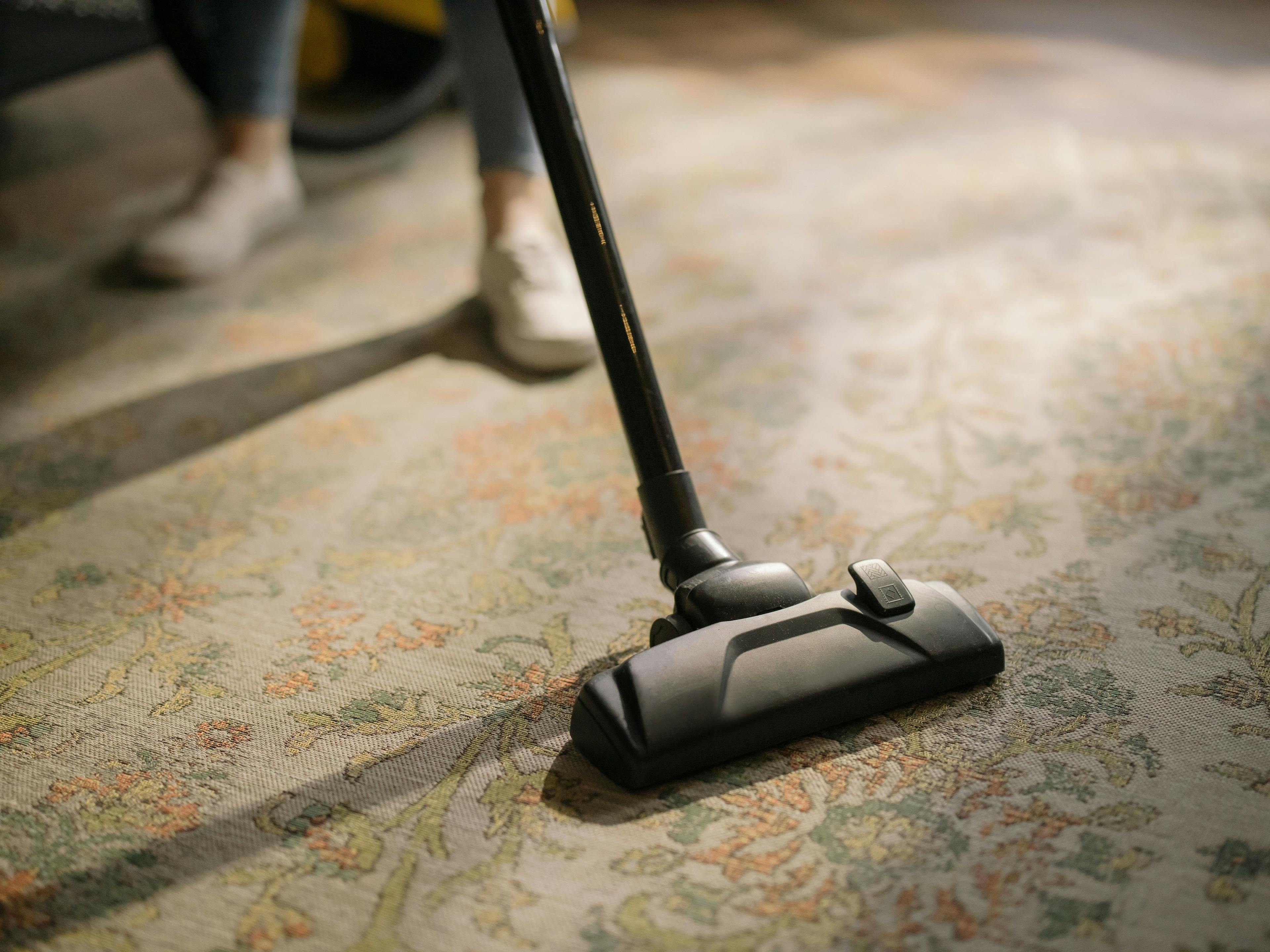 Wenn man Erbrochenes aus dem Teppich entfernen möchte, sollte man schnell handeln, um Schäden am Teppich zu vermeiden und den Kotzgeruch zu minimieren. 

