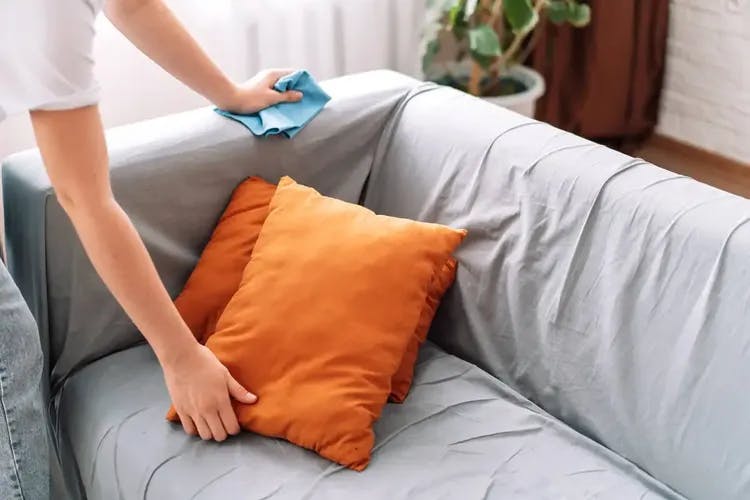 Gerüche vom Sofa entfernen Hausmittel & besten Tipps fur Couch